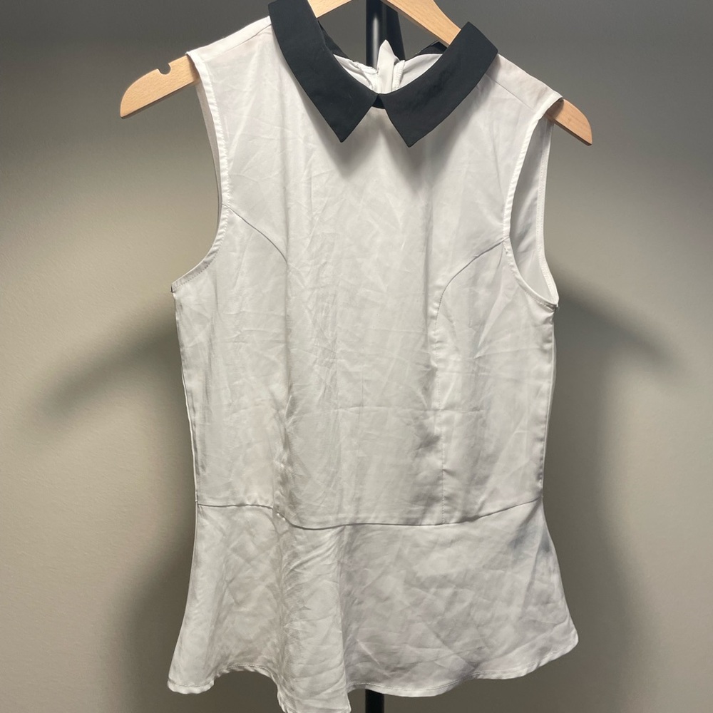 Suzy Shier Black and White Sleeveless Collared Top